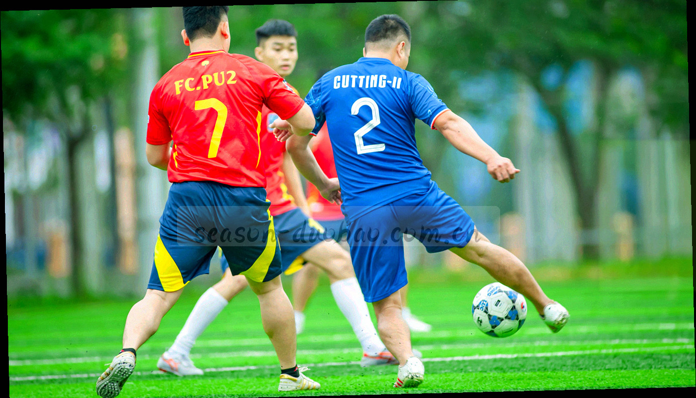 以冷银灰与草皮绿叠加的球场跑动热力图，浅色区块为高频活动区域